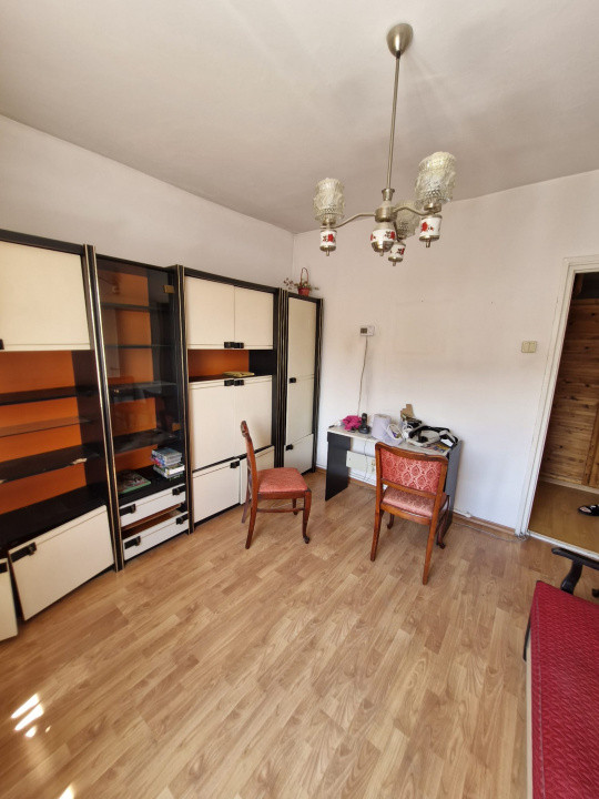 Apartament 3 camere – Comănești, central.