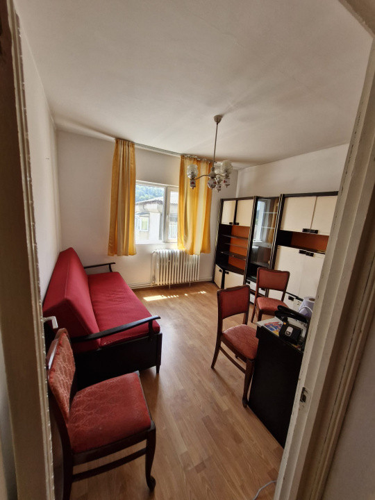 Apartament 3 camere – Comănești, central.