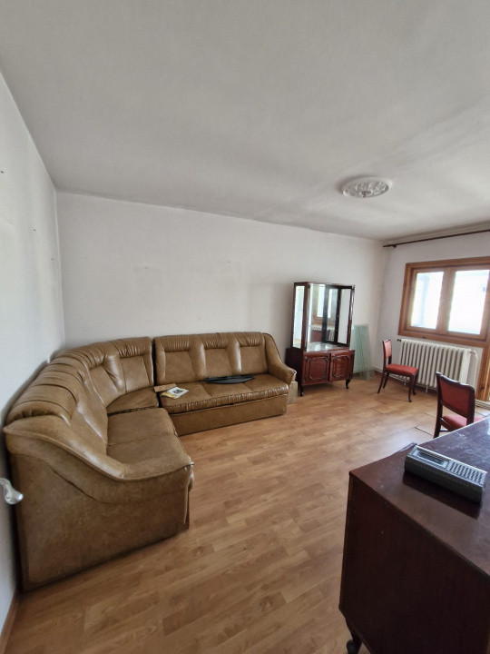 Apartament 3 camere – Comănești, central.