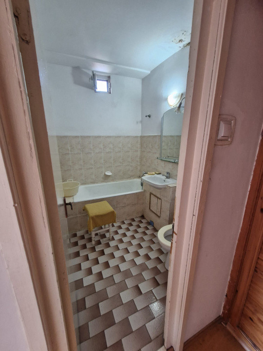 Apartament 3 camere – Comănești, central.