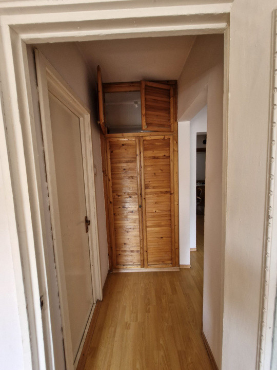 Apartament 3 camere – Comănești, central.