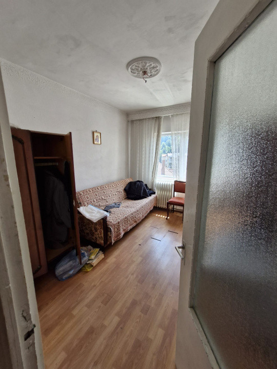 Apartament 3 camere – Comănești, central.