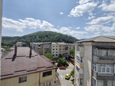 Apartament 3 camere – Comănești, central.