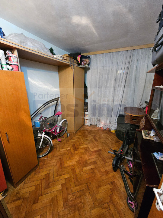 Apartament 3 camere-Semidecomandat-zona Baza 3