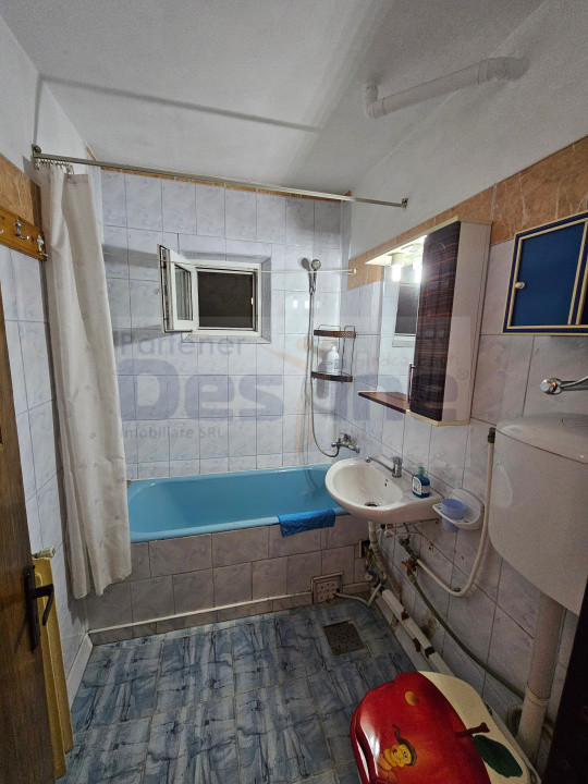 Apartament 3 camere-Semidecomandat-zona Baza 3