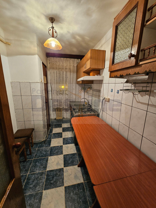 Apartament 3 camere-Semidecomandat-zona Baza 3