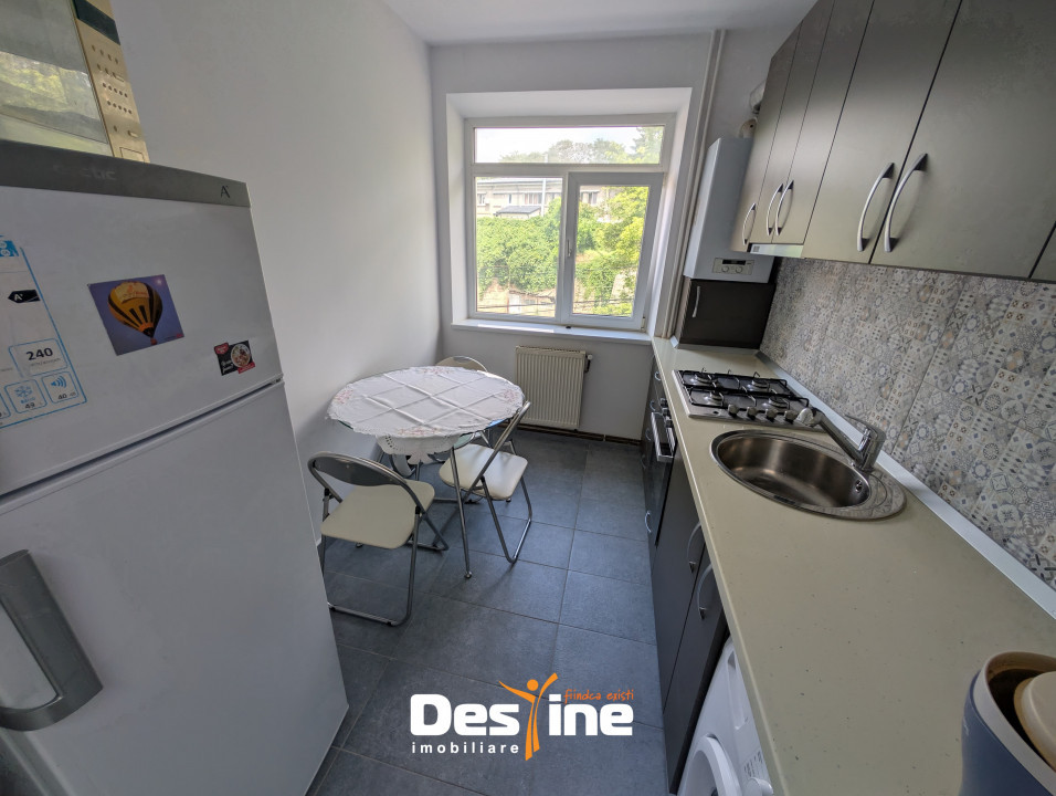 Centru Apartament 2 camere 41 mp etaj 2, partial mobilat baie cu geam renovat