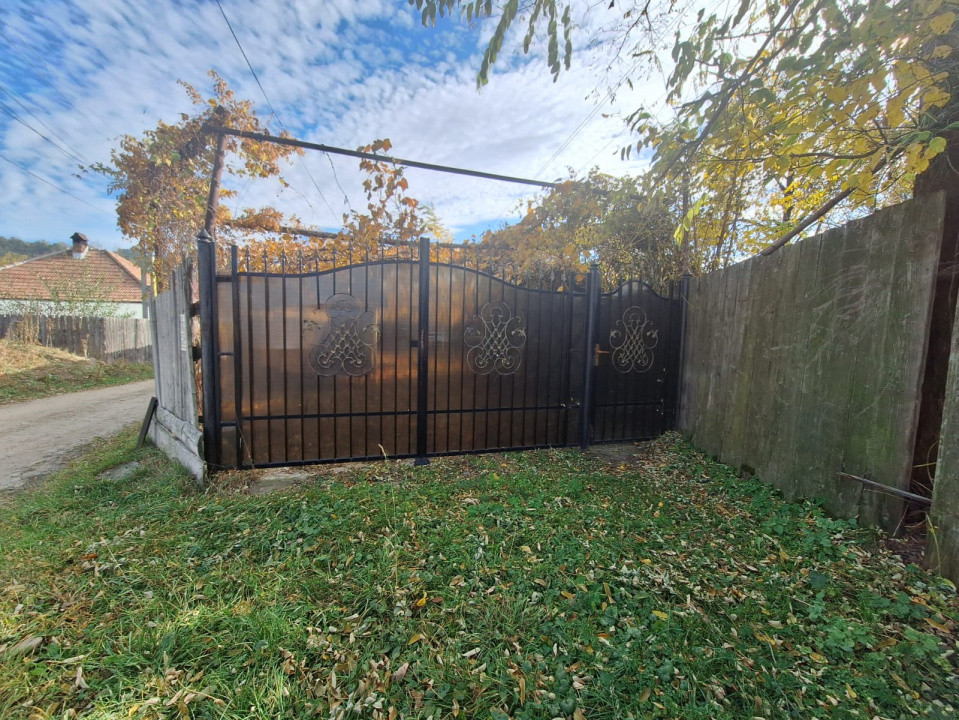 Casă bătrânească de vânzare – Comănești, cartier Straja  la  5 minute de oraș