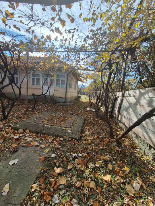 Casă bătrânească de vânzare – Comănești, cartier Straja  la  5 minute de oraș