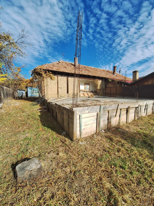 Casă bătrânească de vânzare – Comănești, cartier Straja  la  5 minute de oraș