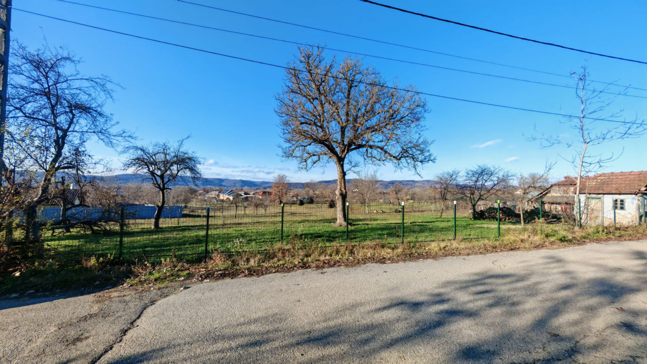 Teren de vânzare – 2.550 mp, poziție excelentă, Stâlpeni (zona centrală), jud AG