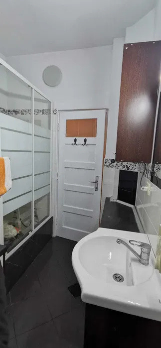 Apartament cu 2 camere 50 mp, etajul 1, cu loc de parcare, cartierul Tractorul