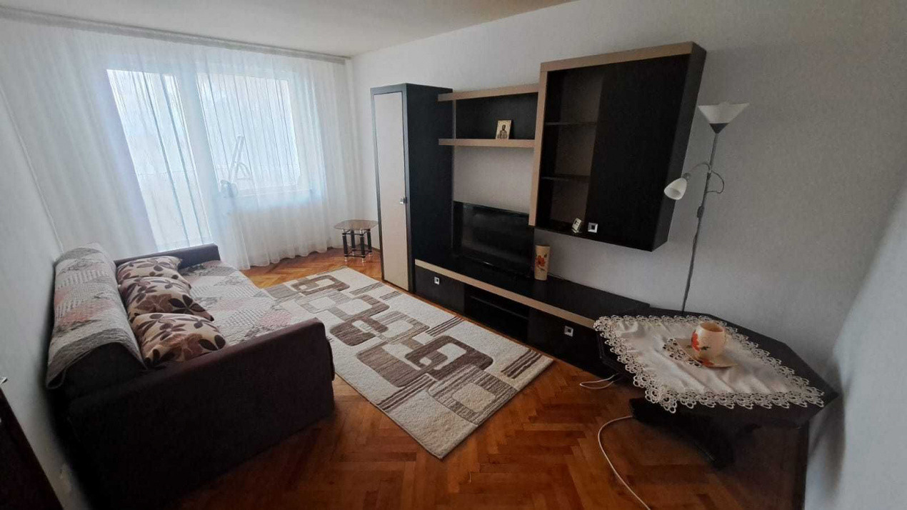 Apartament cu 3 camere 67 mp, etaj intermediar,  situat in zona Vlahuta