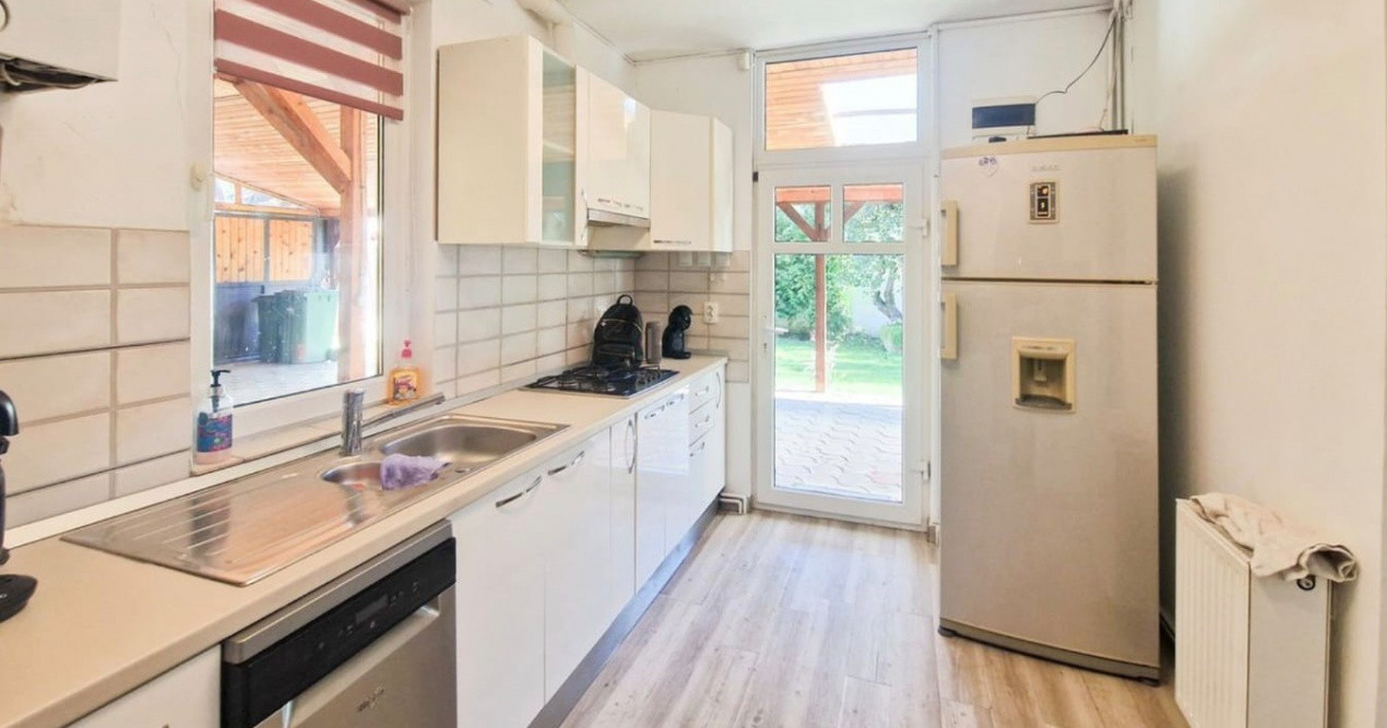 Casa cu 4 camere,   terasa acoperita,  curte de 700 mp, zona Kaufland -  Buzesti