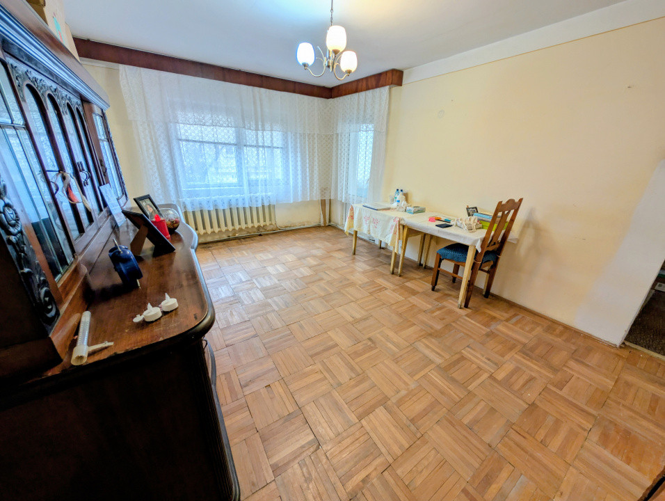 Apartament 4 camere decomandat 80mp 2 băi + balcon de renovat parter Rond Vechi