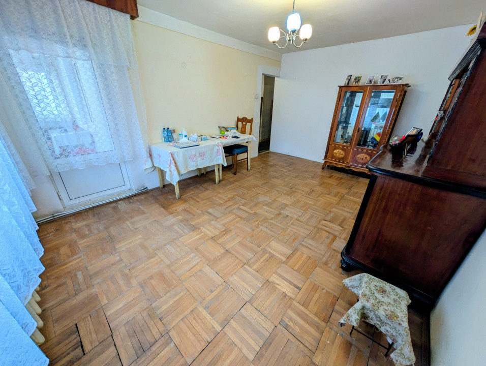 Apartament 4 camere decomandat 80mp 2 băi + balcon de renovat parter Rond Vechi
