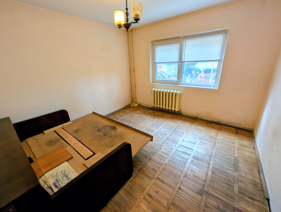 Apartament 4 camere decomandat 80mp 2 băi + balcon de renovat parter Rond Vechi