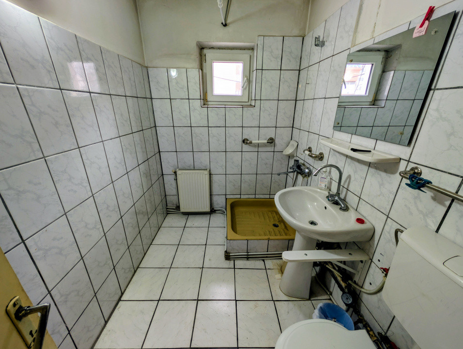 Apartament 4 camere decomandat 80mp 2 băi + balcon de renovat parter Rond Vechi