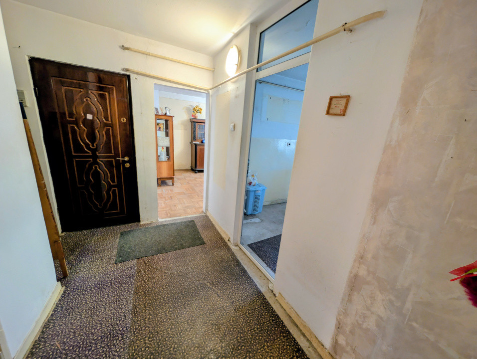 Apartament 4 camere decomandat 80mp 2 băi + balcon de renovat parter Rond Vechi