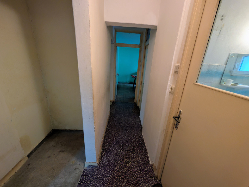 Apartament 4 camere decomandat 80mp 2 băi + balcon de renovat parter Rond Vechi