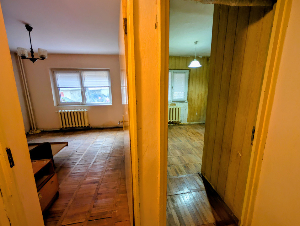 Apartament 4 camere decomandat 80mp 2 băi + balcon de renovat parter Rond Vechi