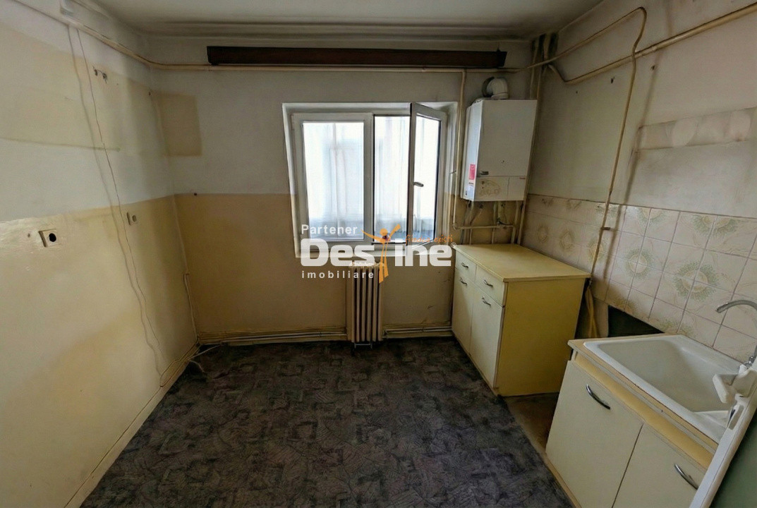 Apartament 4 camere decomandat 80mp 2 băi + balcon de renovat parter Rond Vechi