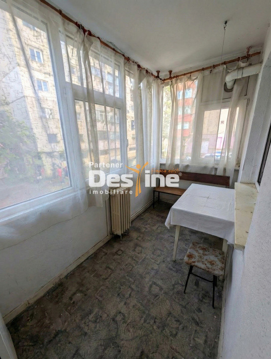 Apartament 4 camere decomandat 80mp 2 băi + balcon de renovat parter Rond Vechi