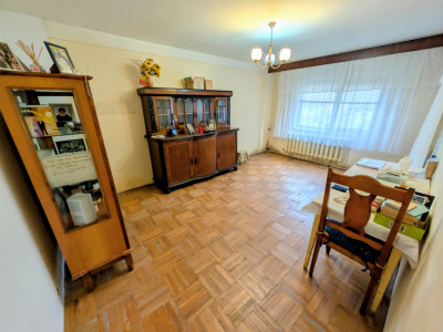 Apartament 4 camere decomandat 80mp 2 băi + balcon de renovat parter Rond Vechi