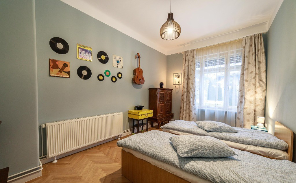 Apartament cu 4 camere, suprafata de 135 mp, garaj si beci in inima orasului  