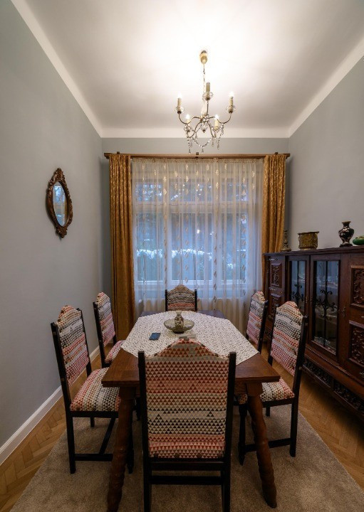 Apartament cu 4 camere, suprafata de 135 mp, garaj si beci in inima orasului  