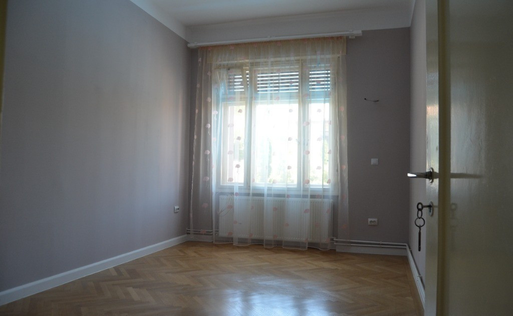 Apartament cu 4 camere, suprafata de 135 mp, garaj si beci in inima orasului  