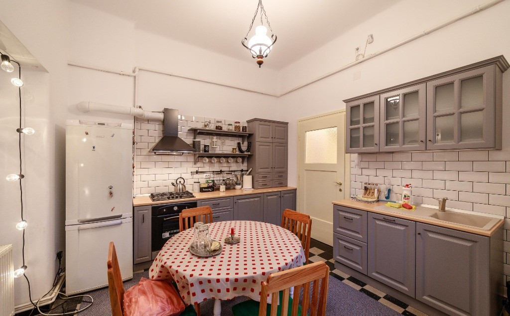 Apartament cu 4 camere, suprafata de 135 mp, garaj si beci in inima orasului  