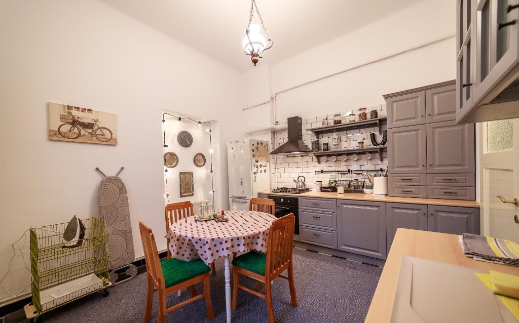 Apartament cu 4 camere, suprafata de 135 mp, garaj si beci in inima orasului  