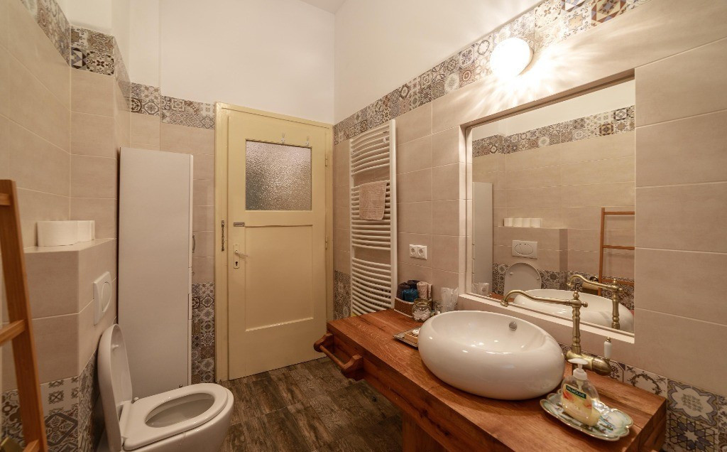 Apartament cu 4 camere, suprafata de 135 mp, garaj si beci in inima orasului  