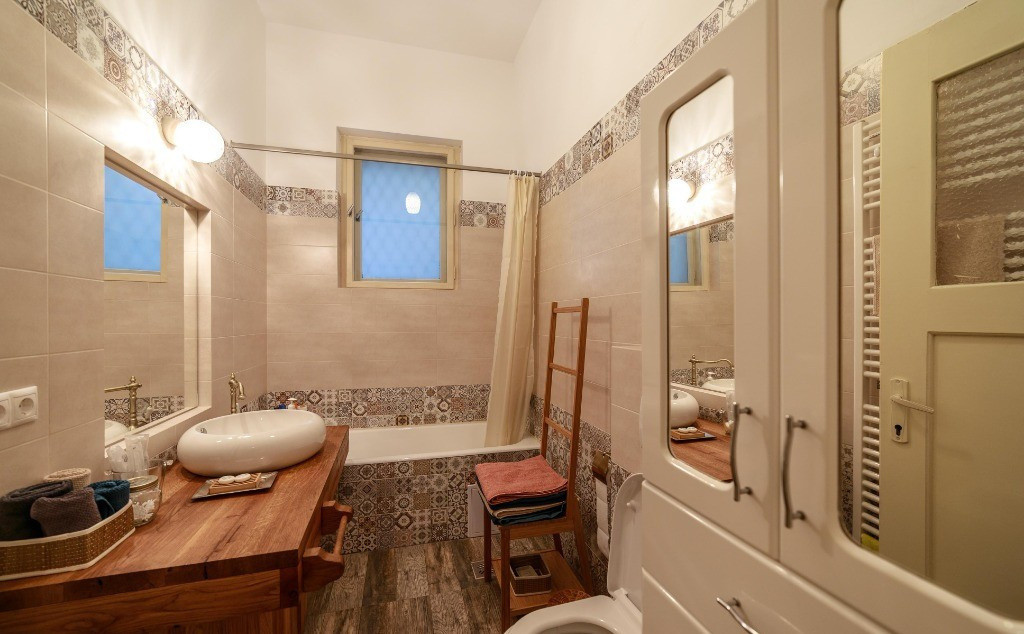 Apartament cu 4 camere, suprafata de 135 mp, garaj si beci in inima orasului  