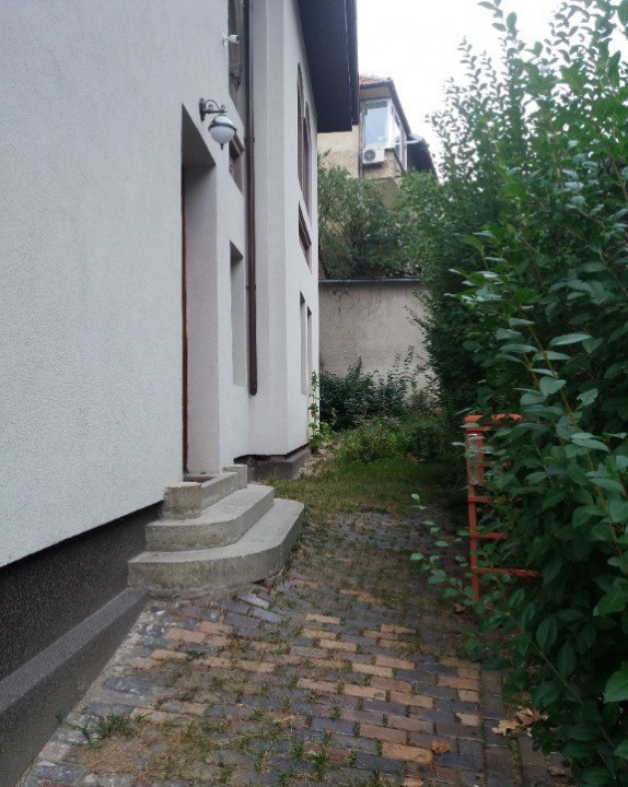 Apartament cu 4 camere, suprafata de 135 mp, garaj si beci in inima orasului  