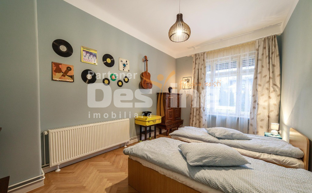 Apartament cu 4 camere, suprafata de 135 mp, garaj si beci in inima orasului  