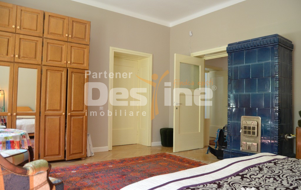 Apartament cu 4 camere, suprafata de 135 mp, garaj si beci in inima orasului  