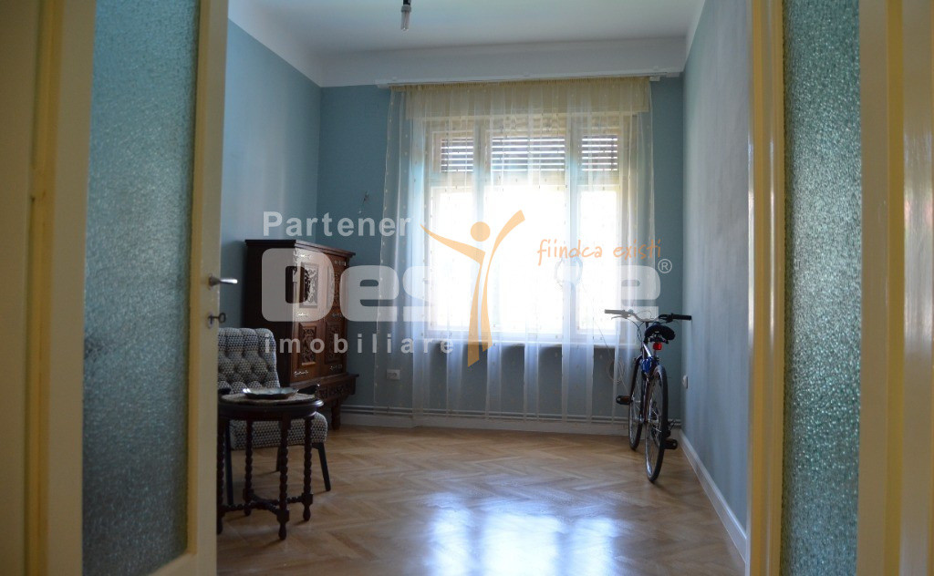 Apartament cu 4 camere, suprafata de 135 mp, garaj si beci in inima orasului  