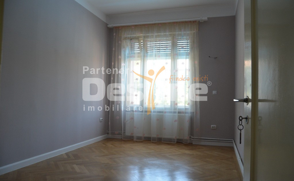 Apartament cu 4 camere, suprafata de 135 mp, garaj si beci in inima orasului  