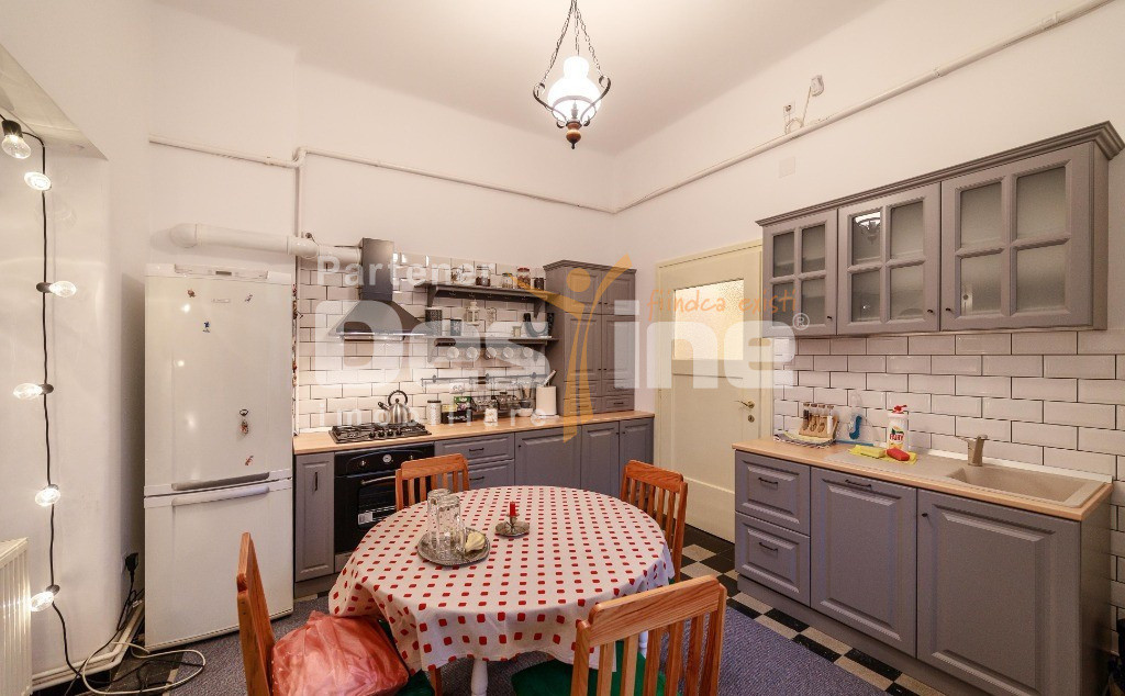 Apartament cu 4 camere, suprafata de 135 mp, garaj si beci in inima orasului  