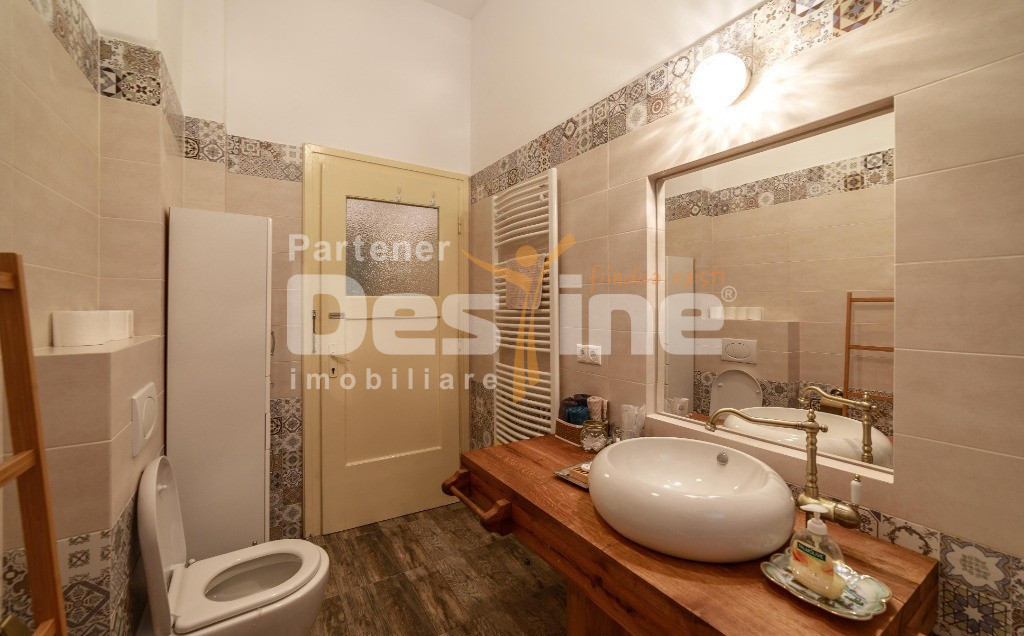 Apartament cu 4 camere, suprafata de 135 mp, garaj si beci in inima orasului  