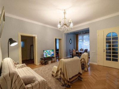 Apartament cu 4 camere, suprafata de 135 mp, garaj si beci in inima orasului  