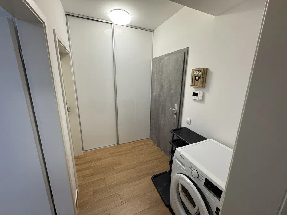 Garsoniera spatioasa, 40 mp, mobilata si utilata, loc de parcare, in zona Coresi