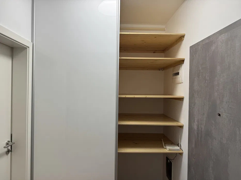 Garsoniera spatioasa, 40 mp, mobilata si utilata, loc de parcare, in zona Coresi