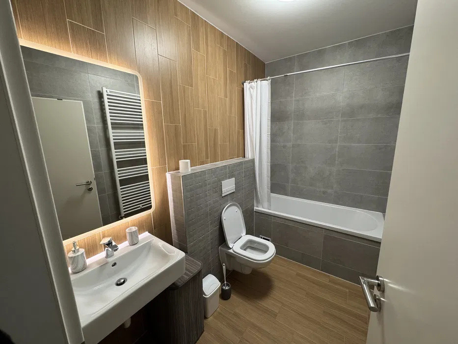 Garsoniera spatioasa, 40 mp, mobilata si utilata, loc de parcare, in zona Coresi