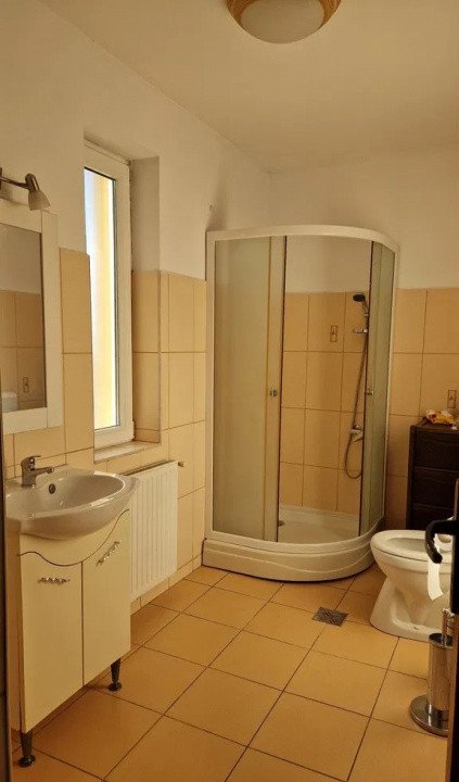 Spatiu comercial 120 mp cu 3 incaperi si locuri de parcare, zona Nicopole