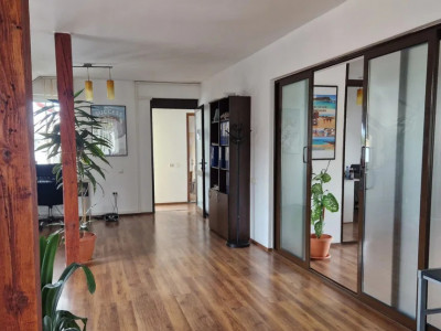 Spatiu comercial 120 mp cu 3 incaperi si locuri de parcare, zona Nicopole