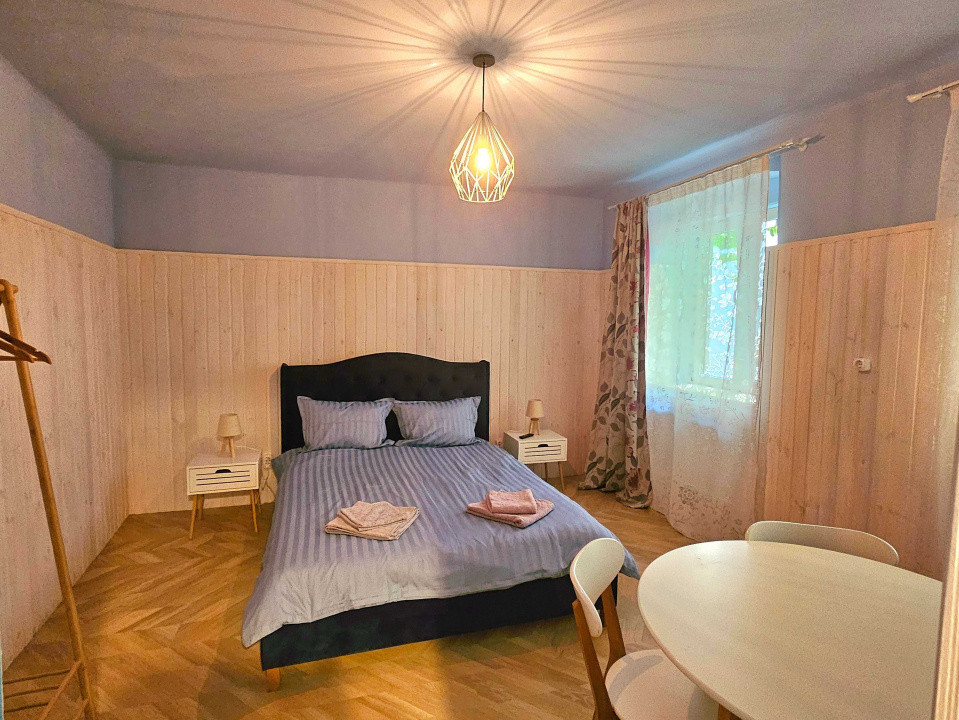 Apartament cu 2 camere, situat la casa + curte, ultracentral in Piata Sfatului