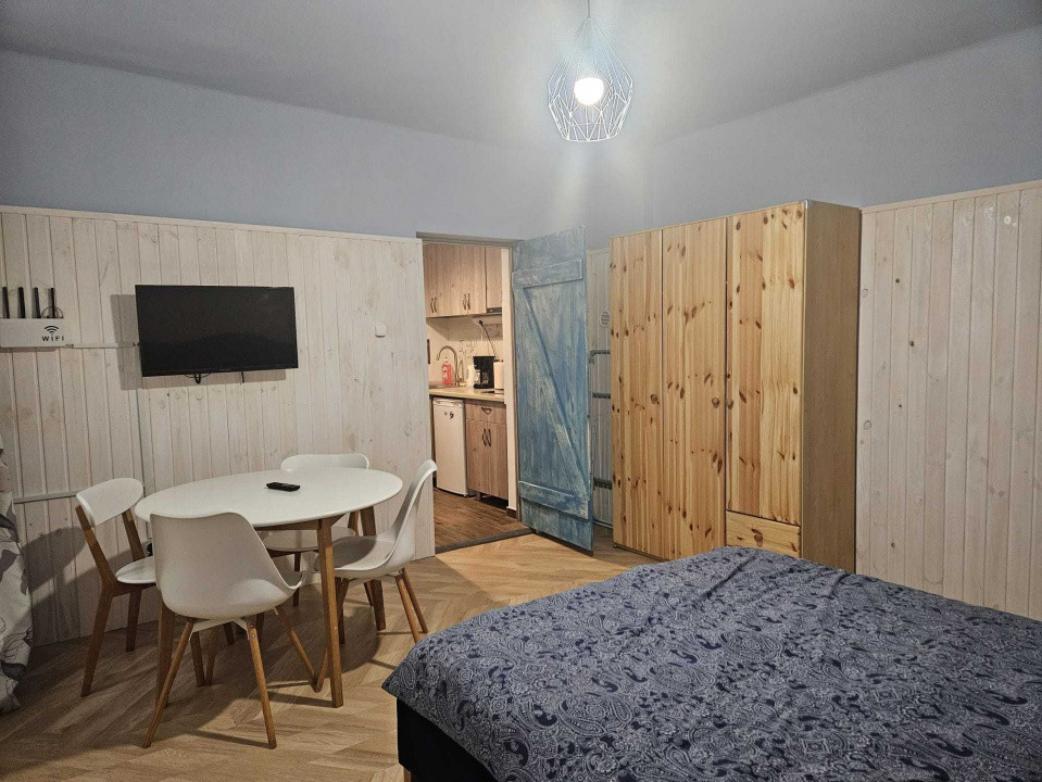 Apartament cu 2 camere, situat la casa + curte, ultracentral in Piata Sfatului